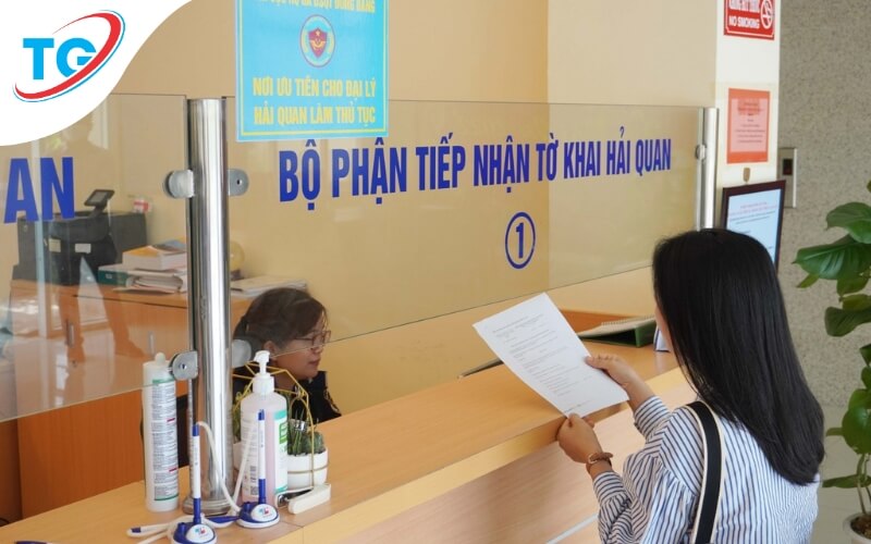 Làm thủ tục hải quan để hoàn tất quá trình tự đăng ký gửi hàng sang Trung